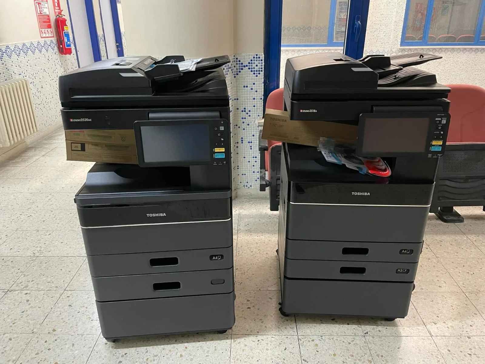 Müşteri sahasında kurulan iki Toshiba fotokopi makinesi